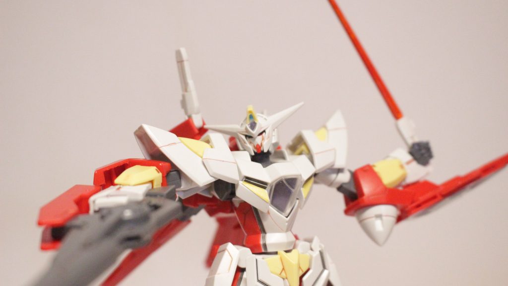 ビームサーベルは、透明なものが付属していたので、赤色に塗装