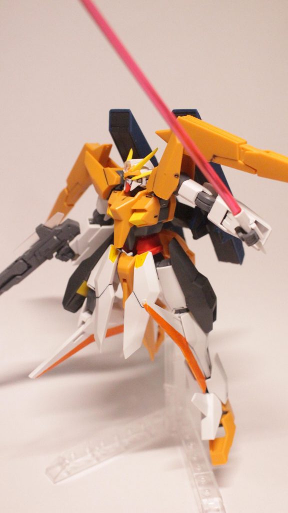 ビームサーベルと通常時のメイン武器：GNツインビームライフル