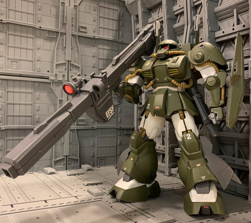 普通に組んでも全然良かったのですが、せっかくなので少しだけ下記のようなオラ設定を考えてみました。連邦宇宙軍所属機で、旧ジオン軍から接収したビームバズーカを装備し、中距離火力支援を担当する機体です。ハイザックはグリプス戦役勃発前、対ジオン残党の不正規戦に対応する設計思想で開発された為に、大規模な艦隊戦向きの武装開発は重視されていませんでした。しかしグリプス戦役が勃発し組織的な艦隊戦に対応できる武装が急遽必要となり現地改修された機体、といった妄想を発端にしたオラザックです。ベースが超名作機のザクⅡなので、その遺伝子を継いだハイザックも、本来想定されていなかった武装運用もお手の物だったはずですね。