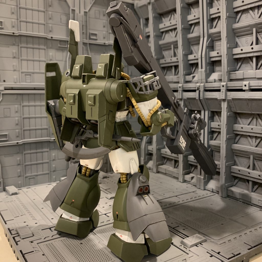 このどでかいバックパックが最高ですね。フィンもしっかり可動します。塗装は当初連邦軍カラーにしようと思ったのですが、あの絶妙な青紫の塗料がどうしても見つからず、思い悩んだ末スナカスカラーにしてみました。なんだか今回はどうしてもノーマルのティターンズカラーにはしたくなかったので、自ら課した制限の為に苦しみました(笑)