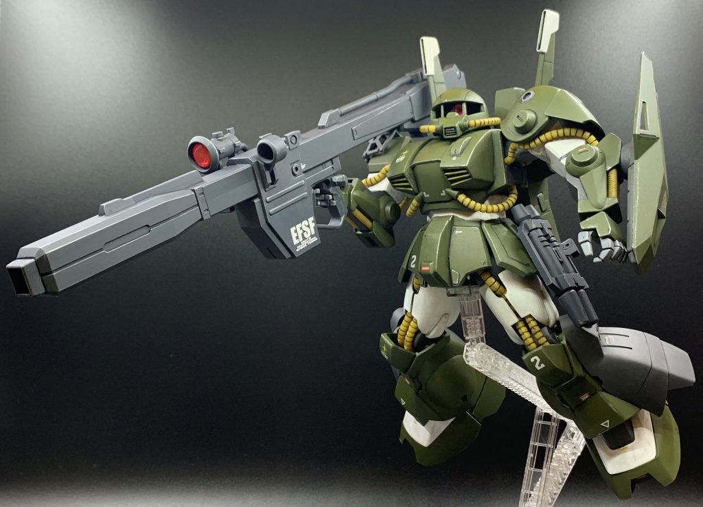 キット自体は頭部以外ストレート組みですが、ボリューミーなガチムチ体型は今の目で見ても十分イケてると思います(ほんの少し頭デカい印象ですが、好みの範囲かと)MG並に部品数が多く、組み応えがありました。後ハメは各箇所かなり悩みました。というかほぼ後ハメ化できず、完全に組んだ後だとマスキング塗装も難しい箇所が多かったので、まずバラバラの部品単位で塗装した後組み立てて合わせ目を消し、合わせ目消しした部分だけマスキング塗装、という工程で凌ぎました。各部の動力パイプも挟み込み構造ですが、これは嵌合部を一部切り取る事で簡単に後ハメ化出来たので助かりました。動力パイプが後ハメ化できなかったら心折れてたかもしれません(笑)缶スプレー基本塗装、細かい部分はエナメル筆塗りで塗り分けしています。塗装→デカール→艶消しクリア→ウォッシング、スミ入れ→艶消しクリア→ドライブラシで完成です。