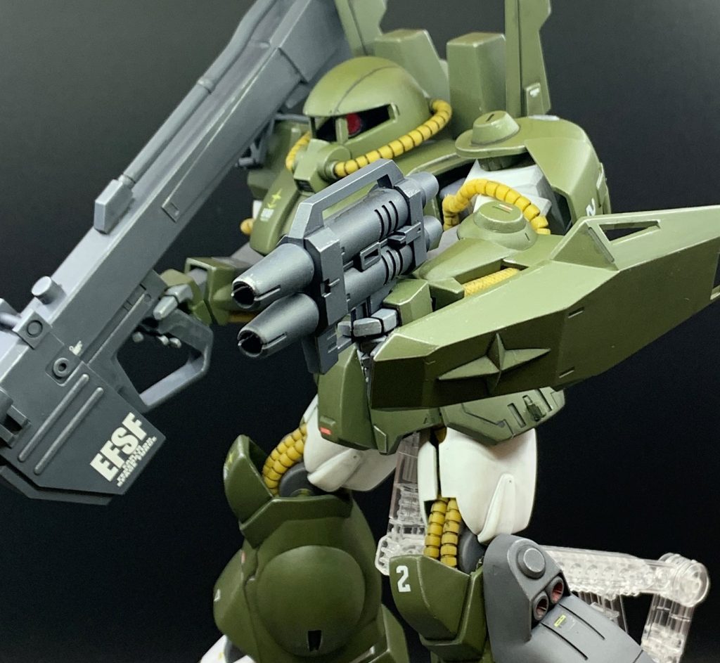実用性の面で右肩シールドとスパイクを外していますが、デフォルト装備のハイザックは、一年戦争を戦い抜いた生粋の連邦パイロットにとっては「いかにもザク然」とした外観は不快で、ザクの象徴でもあるこの2つの装備を外す事は気持ち的にも丁度良かったのかもしれません。