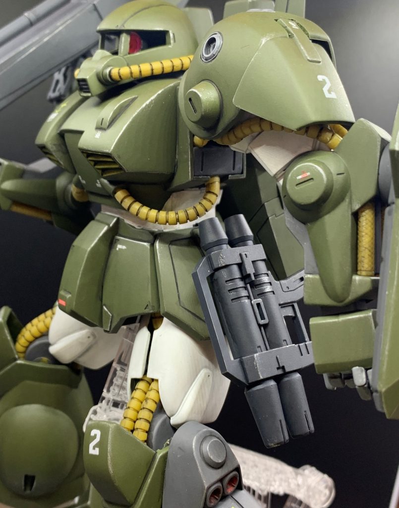 バズーカを撃ち尽くした後や、不意の接近戦となった場合の自衛兵器として、ジム用の二連装ビームガンを腰に装備しています。パイロットは1年戦争時から連邦軍のMSパイロットとして従軍し、ジム・スナイパーカスタムから本機に乗り換えている為、当時から使い慣れているビームガンを使用しています。近接武器も使い慣れたビームサーベルを使いたいところでしたが、ハイザックの泣き所である「出力の関係で2つのビーム兵器の同時駆動は不可」という制約の為、泣く泣くヒートホークを装備しています。カラーリングもパイロットの意向で以前の愛機のスナイパーカスタムをオマージュしたものにしています。