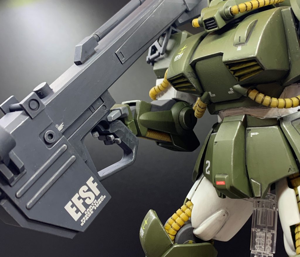 ビームバズーカはMGリックドムから持ってきました。グリップが太いので、握らせる為に指関節を一度切り離し、開かせて再接着しました。残念ながらキットのままではとても保持は出来ないので、バズーカと手首は接着固定しました。肩に担がせる為の改造は手首の傾きを大きくする為に袖部を少し削り込んだくらいで、ほぼ無改造でいけました。この辺り、本キットの懐の深さを感じました。肩部アブソーバーは以前制作したMGジム・スナイパーカスタムの余剰部品を使い作り、ハイザックのシールド接続部をそのまま流用し接続しています。