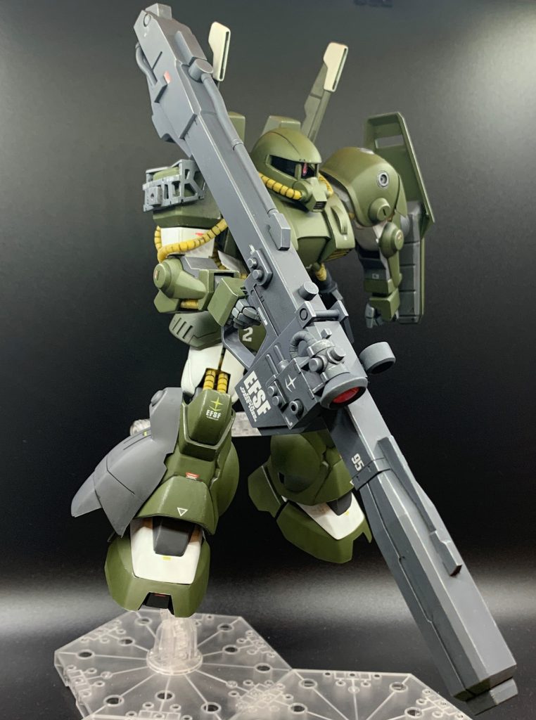 ビームバズーカは開発当時から巡洋艦の主砲並の火力を有するので、威力は十分と判断し作動安定性のみチューンナップされ、出力の増強は実施されていません。1年戦争期のMSよりも高性能のジェネレータが搭載されているハイザックが装備する事でチャージ時間の短縮が実現しており、単位時間あたりに発揮できる火力は大戦期のジオン製MSが扱うより増加しています。バズーカ運用に邪魔な右肩シールド、左肩スパイクは外しています。右肩はバズーカの保持安定と肩関節への負担を軽減させる為にショックアブソーバーを装着しています。ジオンの兵器にEFSFマークを貼るのって、なんか背徳感ありますね(笑)