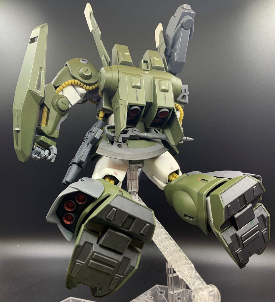 キットに付属する武装はザクマシンガン改とヒートホークのみで、ちょっと寂しいです。ヒートホークは1部品構成でがっつり肉抜き孔が入っていて、もうちょっと凝って欲しかった思いはありますが、キットの価格を考えれば十分な完成度だと思います。MGハイザック1体分+数百円のお金でこっちは3体買えてしまいますからね。ヒートホークは磁石を埋め込んで背面腰部に付けられるようにしました。ただ、バックパックとの位置関係をあまり考えずに磁石配置してしまったので、干渉してしまっています(汗)