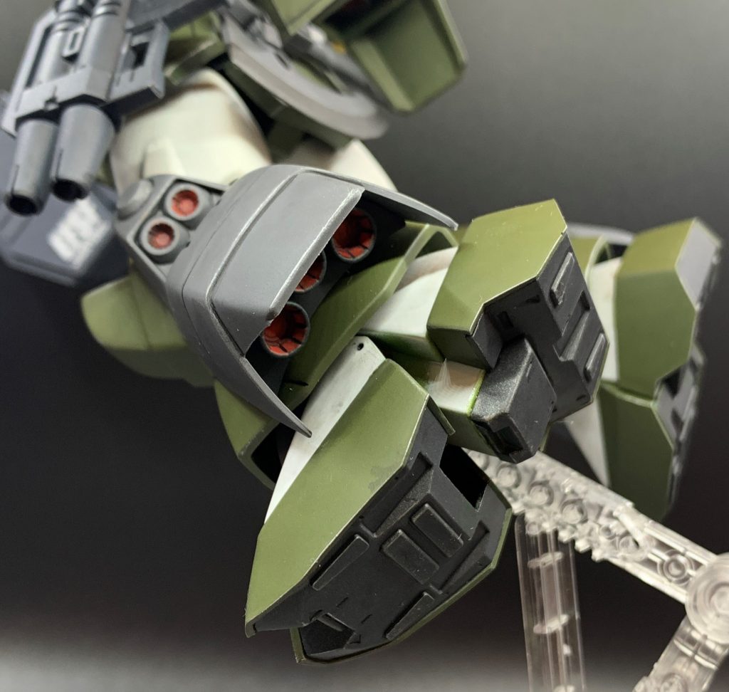 ディテールも申し分なく、5本指独立可動や手首カバー、スリッパの前後独立可動等、現代のキット並に作り込まれたギミックに驚かされました。そして部品数の多さにびっくりです。片方の足首だけで16パーツもあります。初期～中期のMGより多いのではないでしょうか。各関節も挟み込みながらPCで回転軸を保持する構造になっており、グリグリ動かしても削れてユルユルになってしまう事はありません。
