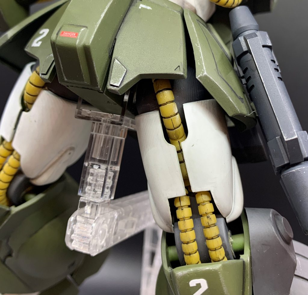 腿装甲前面のスリット内部にパイプが見える構造もメカメカしくて非常にカッコイイです。本当によく練られた設計のキットだと思います。ちなみに脚部は後ハメ化を早々に諦め、腿内部メカ部組み立て合わせ目消し→塗装→パイプ後ハメ→腿装甲単品塗装→腿装甲組付け、合わせ目消し→合わせ目消し部マスキング塗装→スネパーツ単品塗装→スネパーツを腿部に挟み込み接着、合わせ目消し→合わせ目消し部マスキング塗装、という長い長い工程で疲れました(笑)大型パーツは流石に時代なりの合わせ目ガタがありましたので、パテ盛りしてのガタ修正も苦労しました。
