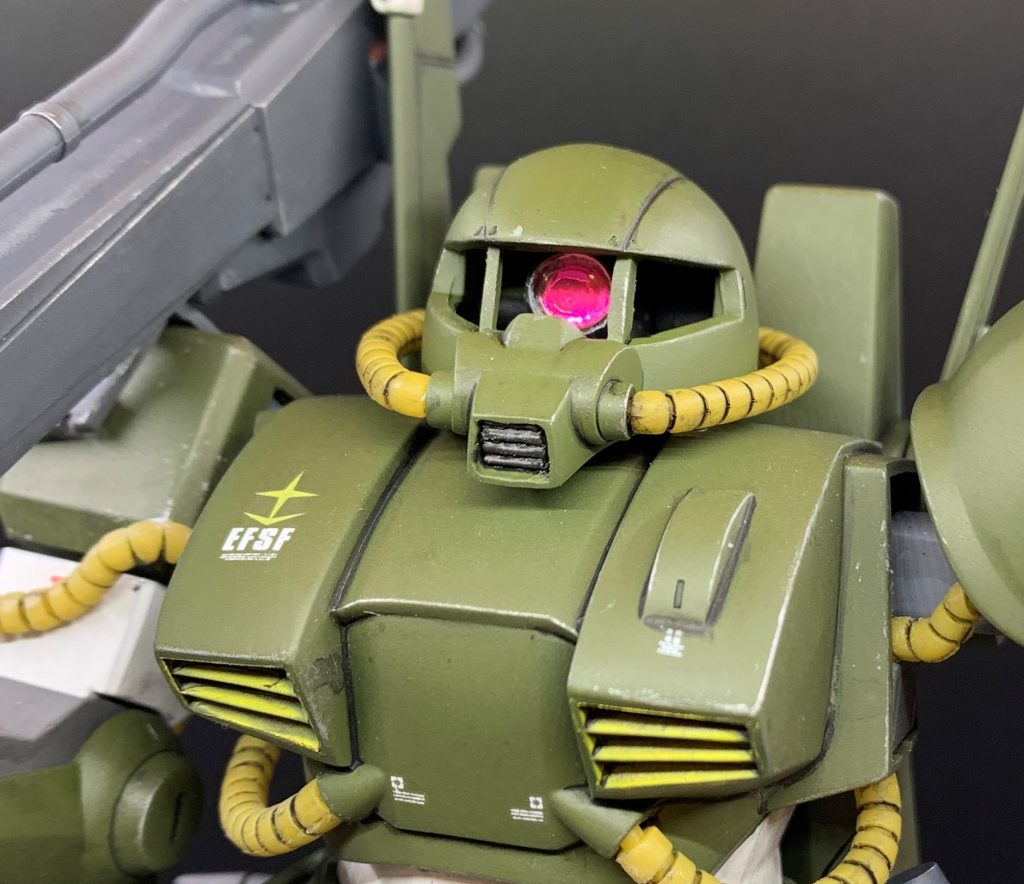 頭部はシンプルなモナカ構成で、モノアイはカバー部品にデカールを貼る方式になっています。ここは流石に時代を感じたので、脳天に軸を挿して回転するモノアイを新造しました。中身スカスカだったのでとりあえず艶消し黒で内側を塗り、裏側に黒く塗ったプラ板で蓋をして真っ暗にしてごまかしました。モノアイレールのディテールをスクラッチできる技術がある人がうらやましいです。キットのカバーパーツは、UVレジン等でクリアパーツで複製すればそのまま透明のモノアイカバーとして成り立ちそうな構造です。まさか当時そこまで見越した設計だったとしたら戦慄しますね(笑)クチバシのダクトも左右で真っ二つで接着合わせ目消しでは対応しきれないので、一度くり抜いてプラ板で新造して置き換えました。私は出来るだけ手抜きしたがる性分ですが、頭部は細かい所も目が行きがちなので、ここは少し手間をかけて作り込みました。