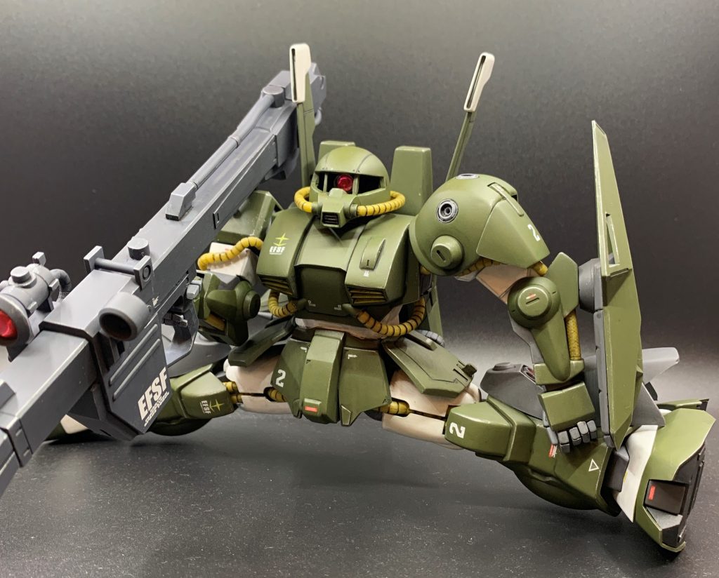 可動も部分的には現代キットすら凌駕する驚異的な可動範囲を誇ります。こんな股割り出来るキット、最新キットを含めても数える程ではないでしょうか。邪魔な動力パイプがある割りには非常によく動きます。スカートアーマーを別体化し、各関節部を少しだけいじればかなり動くポテンシャルは持っていると思います。足の付け根は、現代キットでは常識ですがなんとロール軸があります。35年以上前のキットに既にこの構造があったなんて本当に驚きました。ボールジョイント股関節時代をすっ飛ばして先取りしていますね。ちなみに足首もちゃんと関節が3軸あるので、無改造で綺麗なハの字立ちが可能です。