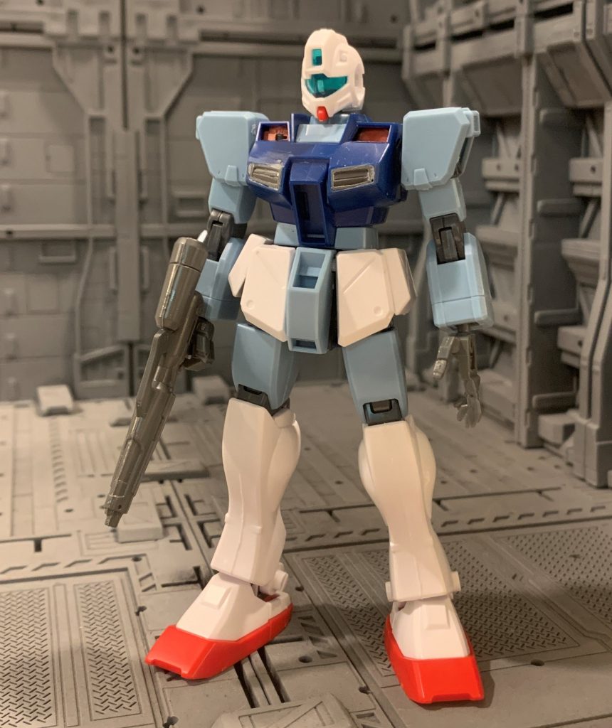 一通りミキシング工作が完了した時点の状態です。7割方SPⅡの部品といったところでしょうか。青いパーツがSPⅡの物なので、どこをどうミキシングしているか分かりやすいと思います。膝から下はジムコマのままなので、足長スタイルアップ感は薄まってしまいましたが、SPⅡのスネをいじってGSのデザインにするのは苦労しそうなので、こっちの方が遥かに効率的だとは思います。