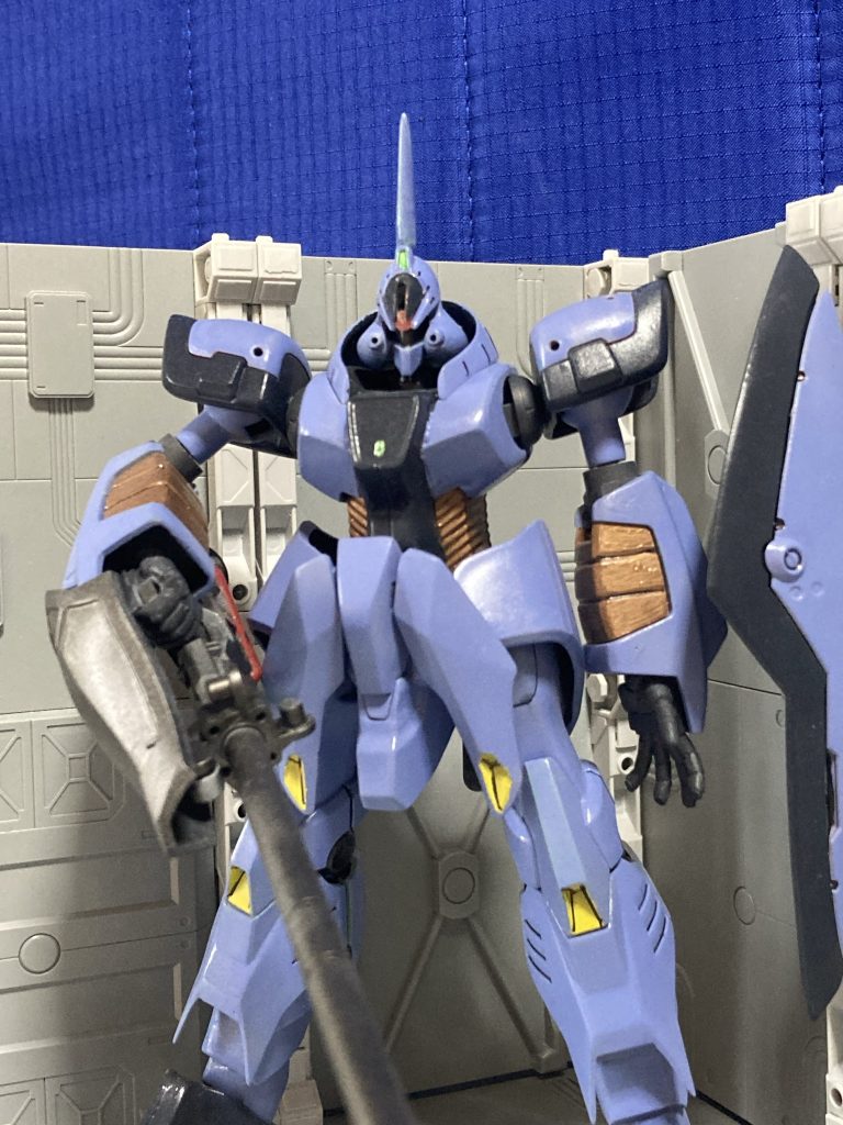 イメージしたのはヘヴィーメタル・ガイラム(エルガイムのHMです)モーターヘッドでもなく、ゴティックメードでもない!アクリジョンのすみれ色をエアブラシ塗装しましたがイマイチ。白を混ぜても色が薄まらず、結局そのままの色を吹きました。最近クリアーを混ぜると良いという知識を得たので、次回試したい。