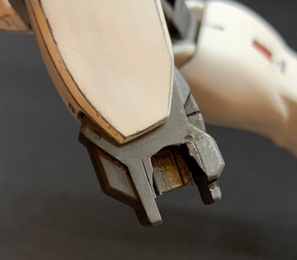 膝関節はSPⅡ、スネはGS(PCはSPⅡ移植)で、そのままでも特に干渉せず接続できましたが、膝関節側面とスネの間に隙間が発生してしまいましたので、プラ板で隙間を埋めました。このような微調整と言えるレベルの軽工作だけで、ほぼ全てミキシング工作が完了しました(系列機なので当然と言えば当然でしょうが)。