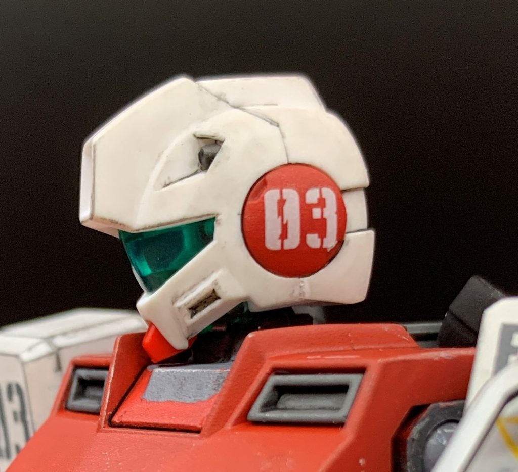 頭部側面の耳上下部分は合わせ目が少しありますが、簡単に後ハメは無理そうで面倒臭くなったので放置です。後になって軽く段落ちモールド化くらいはしておけばよかったかな？と思います。内部カメラはSPⅡの部品を切り出して移植しようかなとも思ったのですが、難しそう＆SPⅡ頭部はいつかどこかで使えるかも、というい貧乏性が出て結局やりませんでした(笑)まだまだ詰めが甘々だなと自省しています。