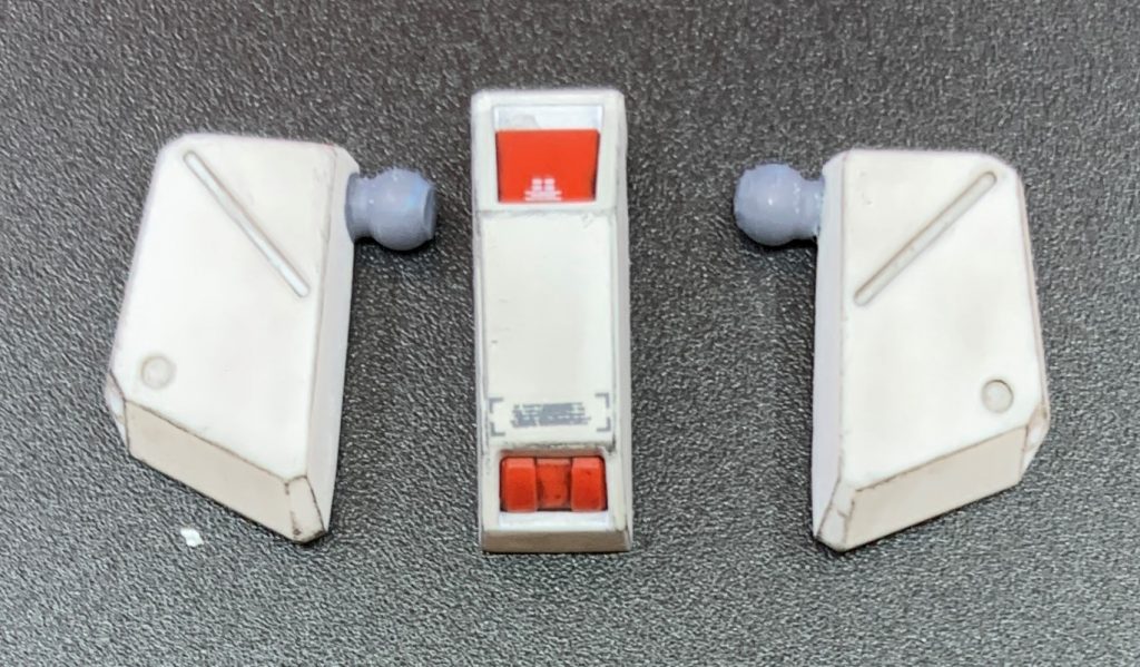 腰部のフロントアーマーは元のGSの接続軸を切り飛ばし、そこにSPⅡのアーマーから切り出した接続軸を接着しています。SPⅡの接続部は元々1つの軸状パーツですが、真ん中でちょん切って少し整形すれば即座に左右ボールジョイントで独立可動化できる優れものです。結構多くの連邦系キットで出来る小裏ワザですね。