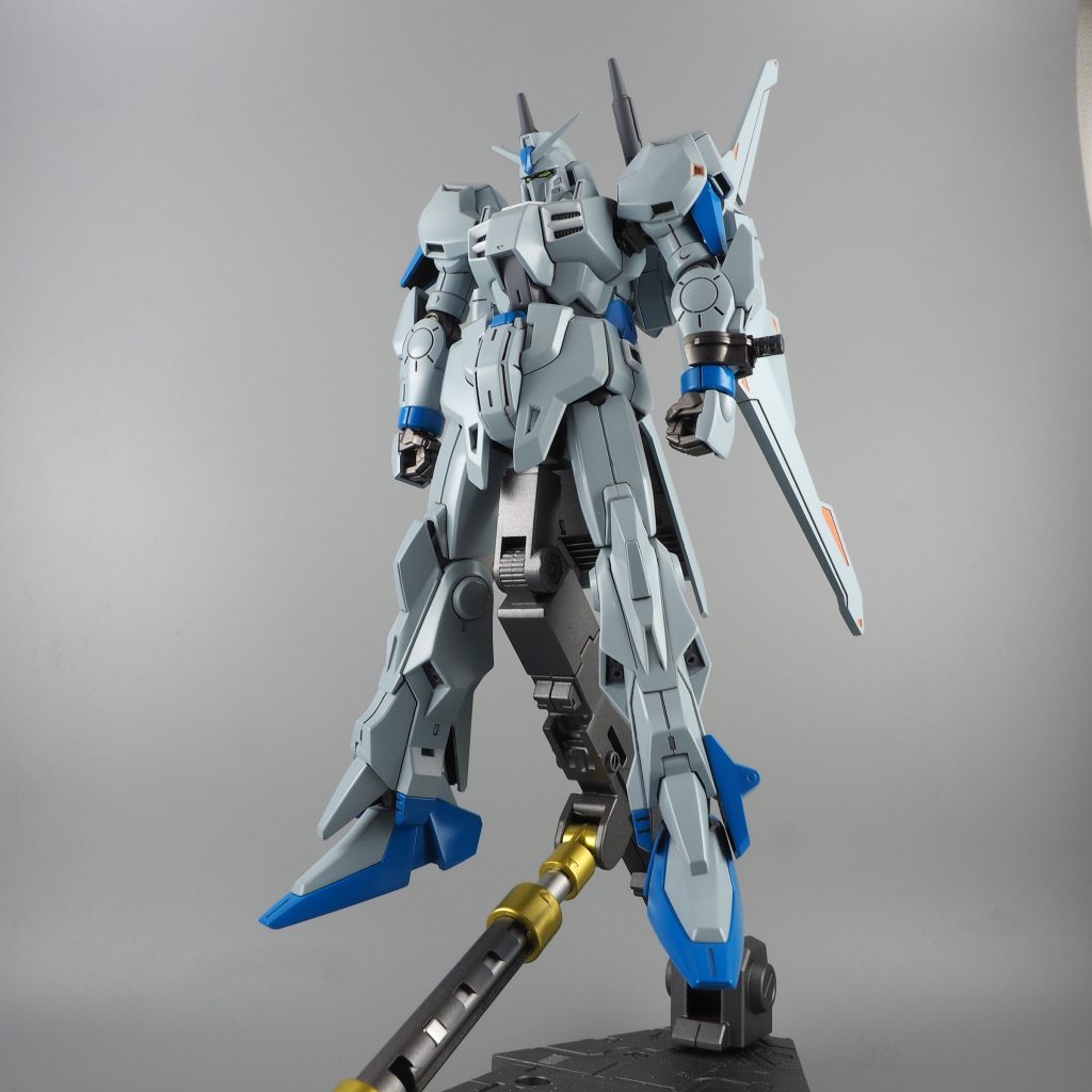 部分塗装後、デカール前こう見えてオレンジとレッドの部分塗装がかなり苦労しました。隠ぺい力の関係上なかなか発色しないので大変でした。