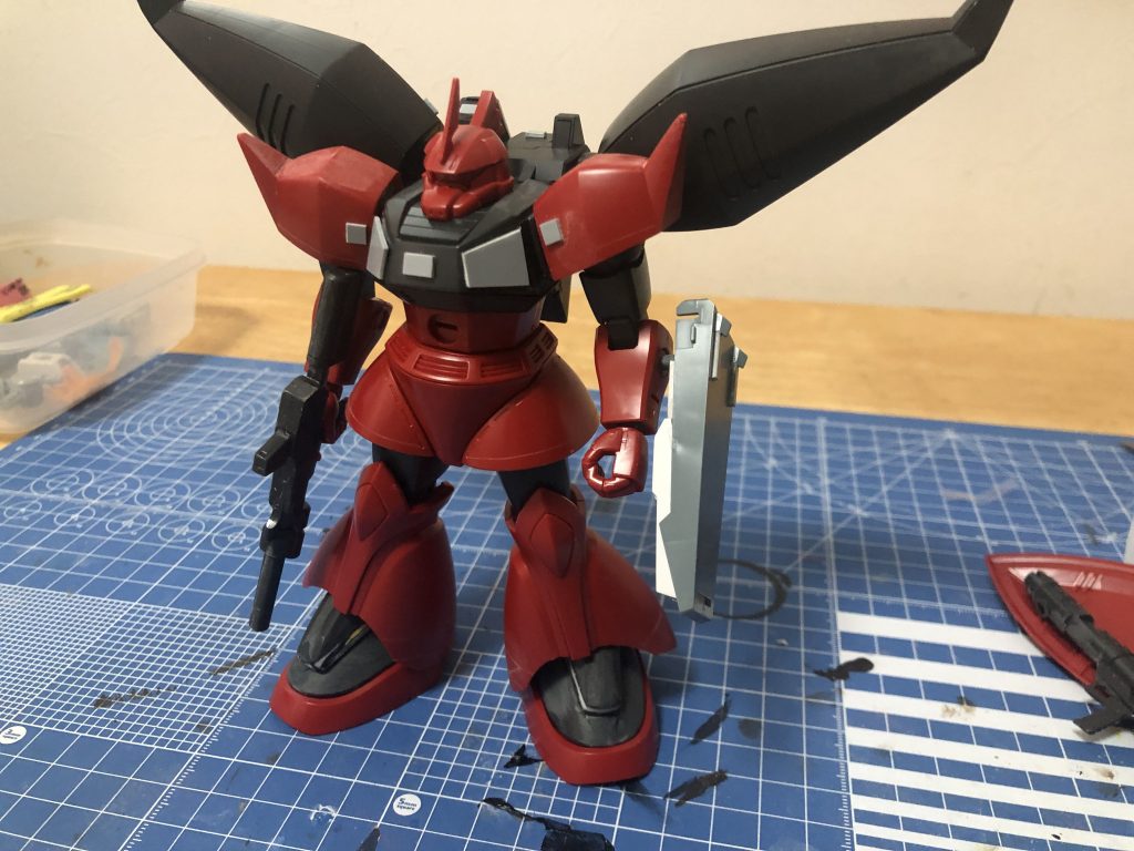 改修後です。シールドはジャンクパーツで作成。胴体の延長、足の延長合わせ目処理。