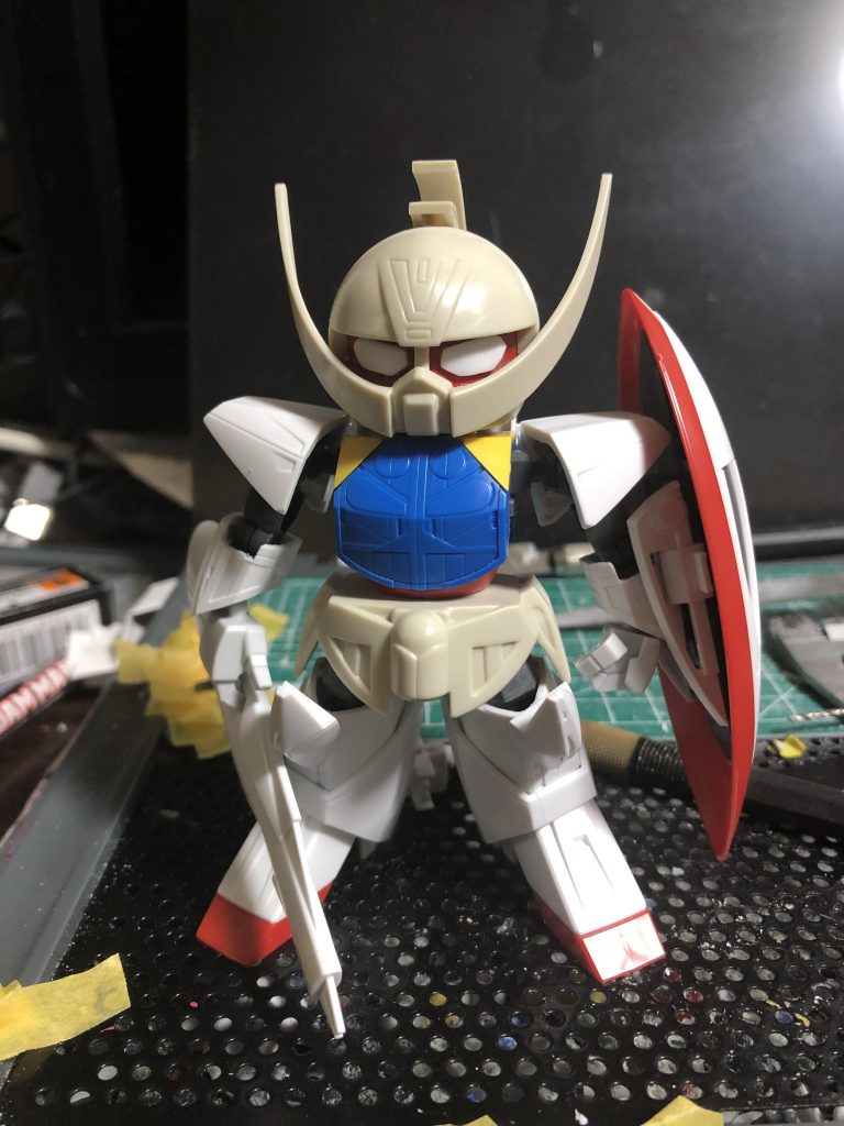 BB戦士の頭部にプラバンでツインアイを付けました腰パーツもBB戦士の部品です