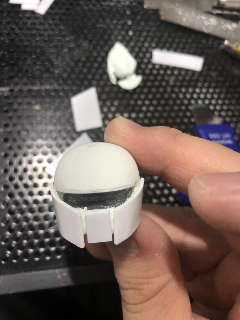 頭部の作成ですがhttp://hiilo0130.blog.fc2.com/ http://hiilo0130.blog.fc2.com/blog-category-25.htmlこちらのブログの方の製作方法を参考にSDCSジムの頭部にパテとプラバンでセミスクラッチで製作しました