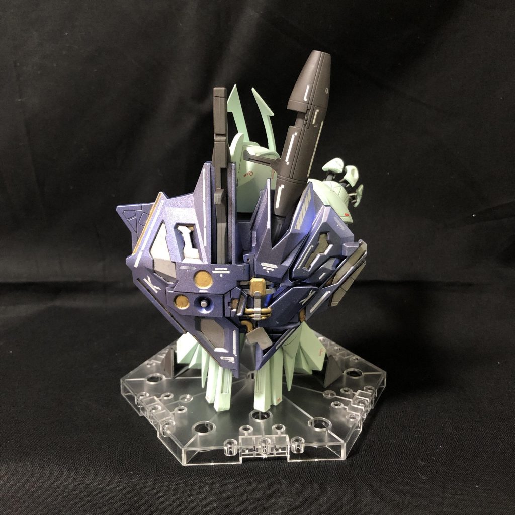 バックパックはシルバーとゴールドでできるだけ情報量が多くなるように塗装しました