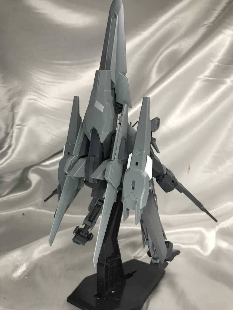 ミノフスキークラフト。本体はビームライフル二丁のなので、こっちはかなり盛ってます。左右にビームガンと、中央にメガ粒子砲を積んでます。