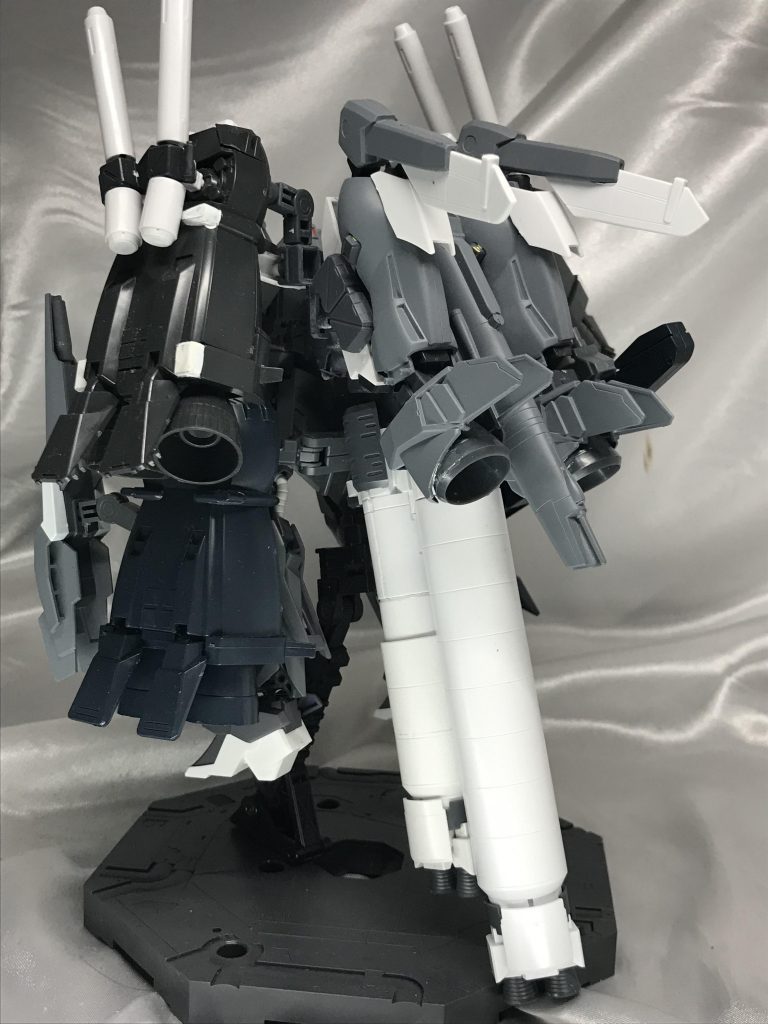 後姿はほぼハミングバードですが、さらにEXsの足っぽい追加ブースターもついてます。変形しない分、大推進で突き進みます。