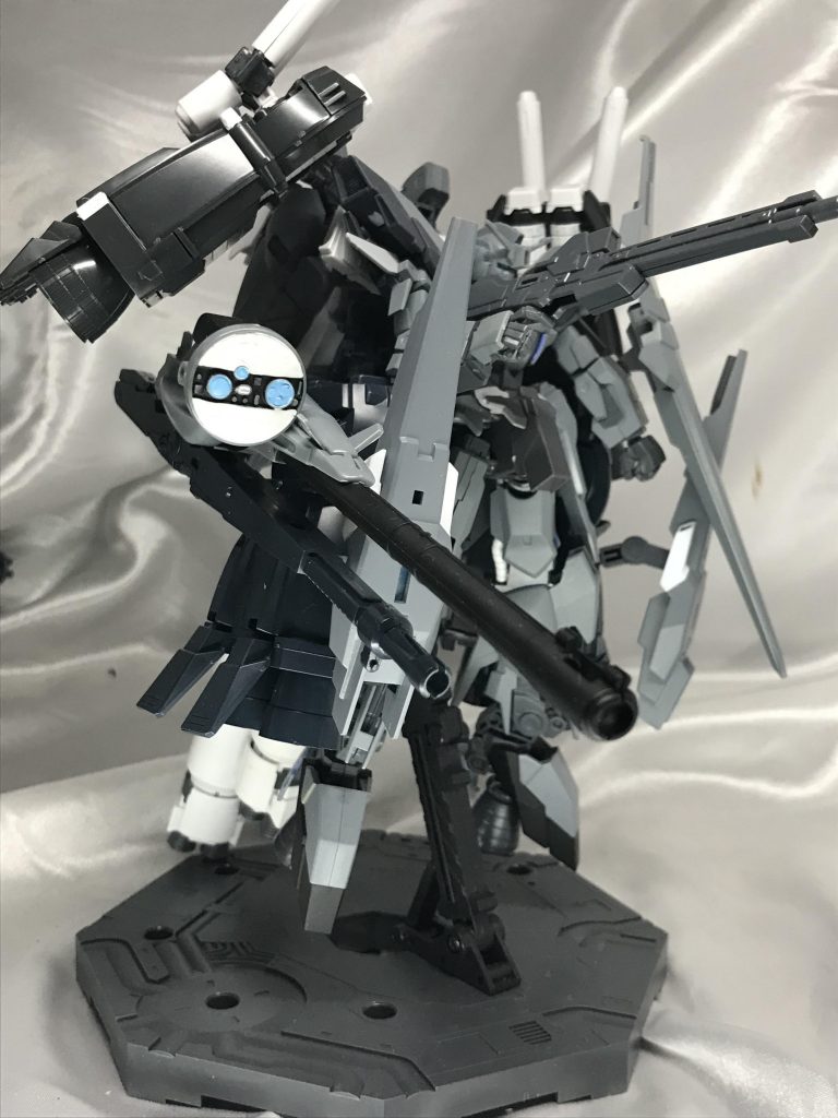 武器もハミングバードと同じくスマートガンの複合武器。膝のシールドにもビームガンが搭載されてます。腕にもうライフルを持ってるので、この武器はサブアーム方式で攻撃します。