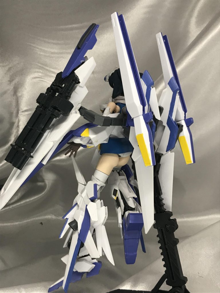 背面。正直スカートを短くし過ぎました(;゜□゜)本来腰についている翼はつける場所がなかったんで足に装着させています。