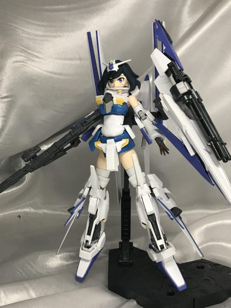 キットだとシールドにはハイメガ砲がついているんでsが、ツインビームガトリングに変更。髪にボリュームがあるんで肩アーマーは腕に装着しています。