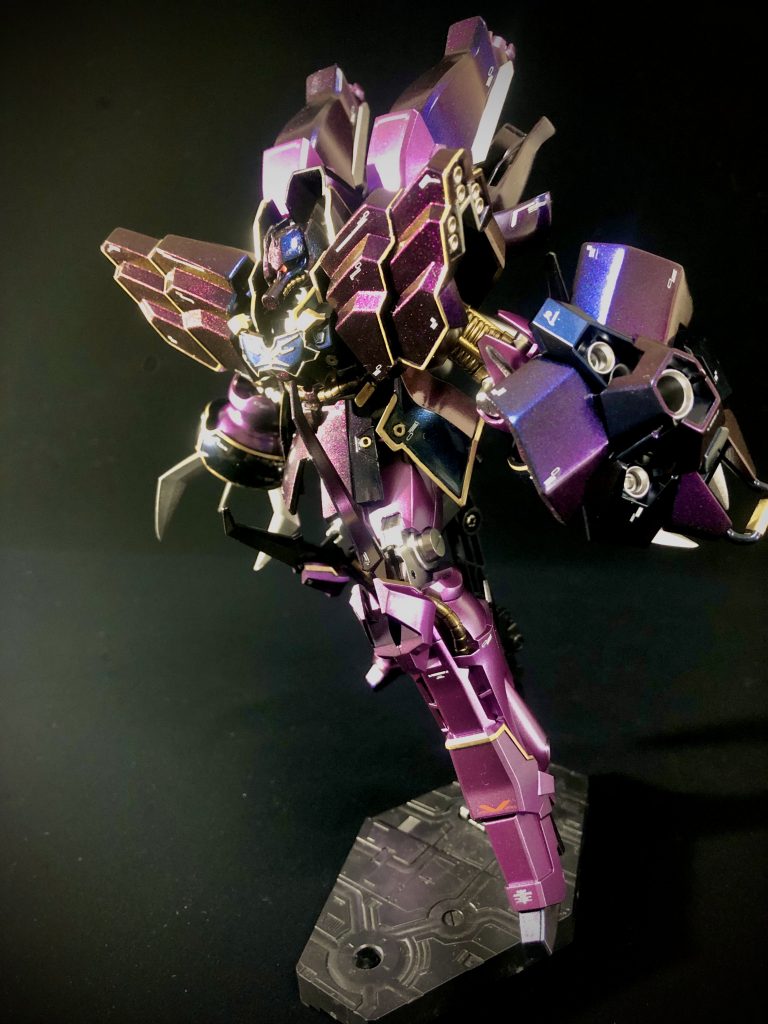 特に印象的なのがepisode 5の終盤で、ガランシェールとネェル・アーガマが無事ワイヤーでドッキングしたのも、つかの間。地球連邦軍戦艦ゼネラル・レビルに襲われたバナージたちの前にさっそうと現れたアンジェロの操るローゼン・ズールがMSを薙ぎ払っていくのが本当に好きです。