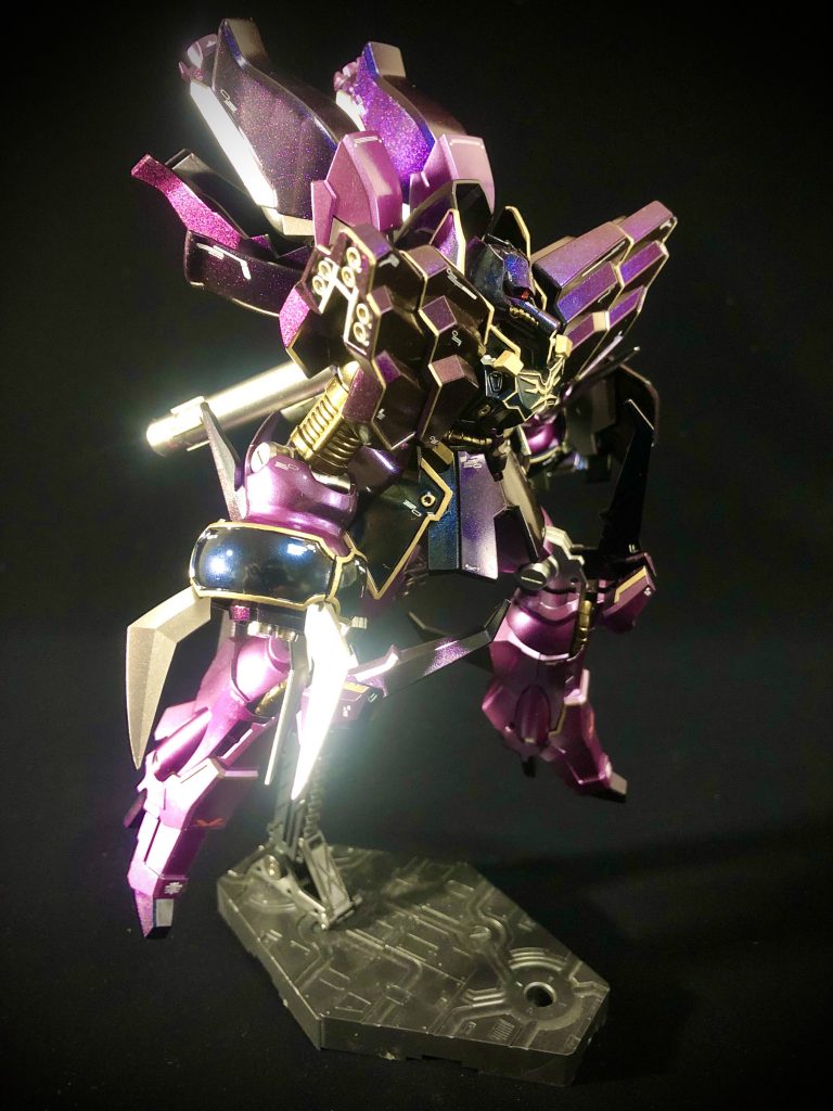 偏光塗料は肩、バックパックの一部、膝かけ、シールドに塗布。角度により深い青色から紫赤色へと偏光する様は、まさにアレキサンドライトの輝きに近いものがあります。