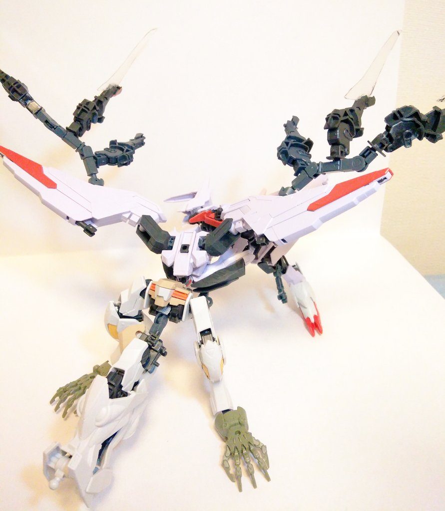 こちらが「獄炎竜」の初期案。「ボルクス」側を全く改造していなかったことから、前側はだいぶ地味です。　特に首回りが....w　　　こうしてみると、「ボルクス」の加工がかなり上手くいったように思えてきます。 最後までご覧いただき、ありがとうございました！ m(_ _