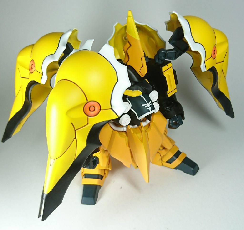 黄・橙部分はスプレー塗装、本体の黒・白部分は黒サフと白サフそのままで良しとした簡単仕上げで制作。ブレードアンテナもちょこっと簡単に塗り分けてワンポイントに。