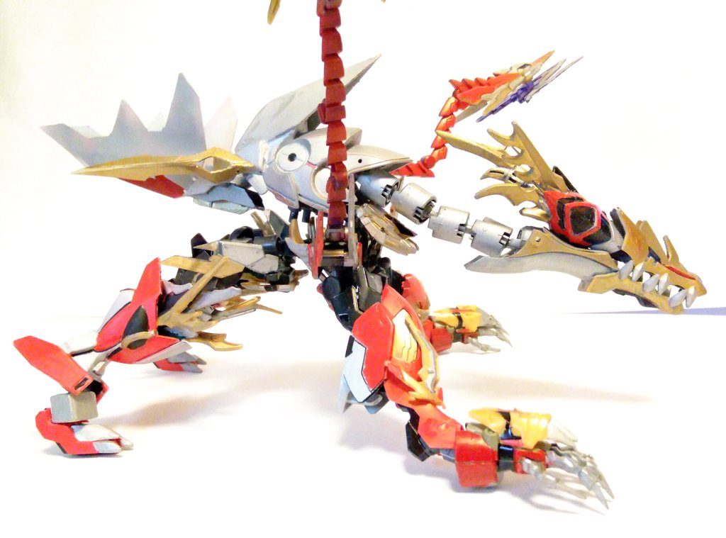 今作の特徴！！！　それは怪獣形態への変身です！！バックパックの位置を変えて4足にすることで、先程とは雰囲気がガラリと変わりました！ちなみに頭の基部はゾイドワイルドの「ラプトリア」というのを使っています。　これに関羽νガンダムのパーツを付けました。