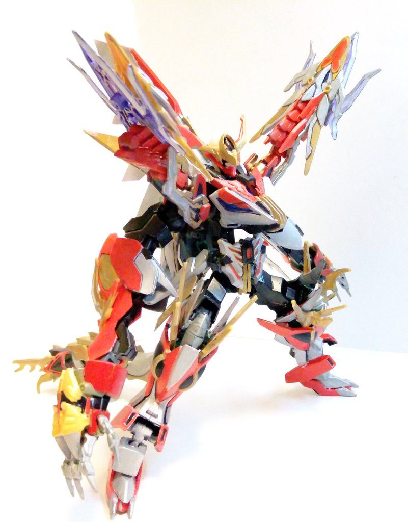 斜め前のショット。全身のベースは鉄血ですが、色んなところに創傑伝のパーツを配置しています。　怪獣みたいなシルエットです。