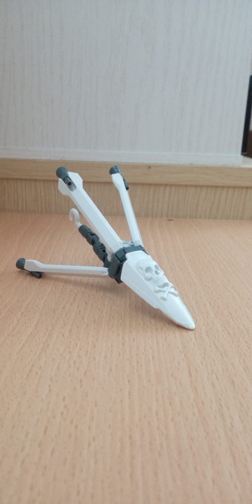 スカルブースター4連スラスターが目立つ支援武装。主に近接戦を支援する。