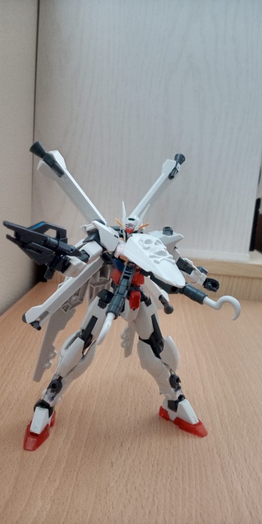 胸部アーマーが展開する事でビーム砲とスカルアンカーが飛び出す。