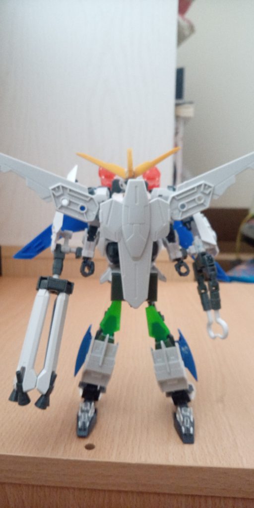 キングアルナスルガンダム全部の支援武装を搭載した状態武装右手にスラスターを切り替えた4連ビーム砲左手にアンカー2つ