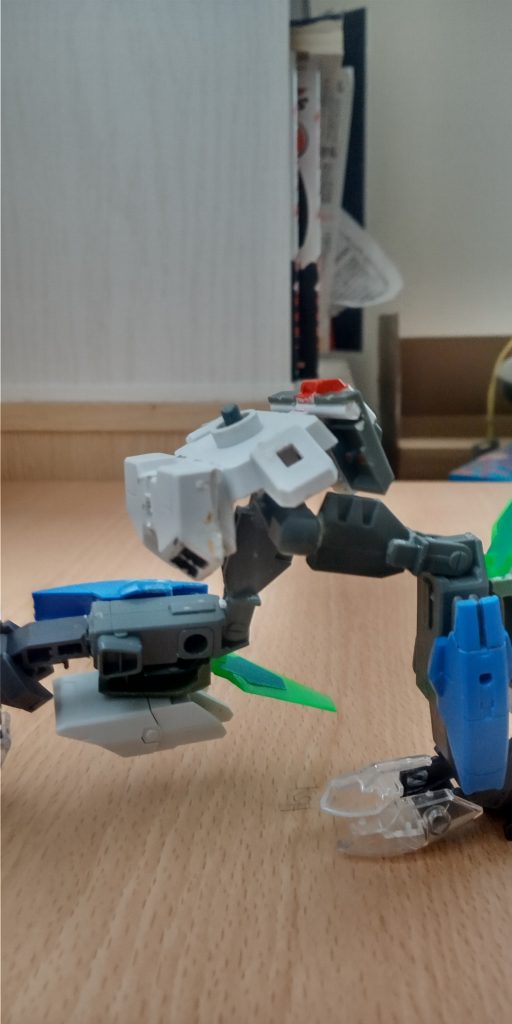 腕はアルナスルまんまなので自由に動くのですが、足は股関節、膝関節が入っているのに重さであまり動けないwww（笑）