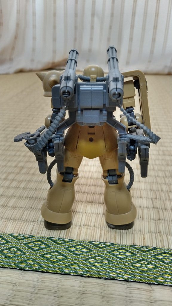 まずは背面。弾装ベルトの装着に手間どった記憶があります。