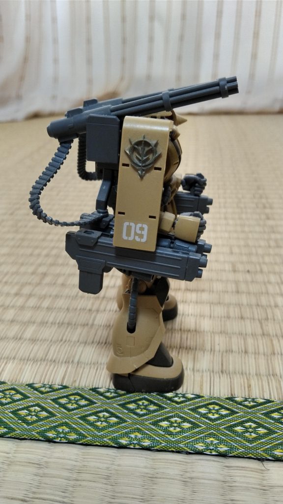 右横。ジオンの紋章はビルダーパーツを使って立体的にしています。