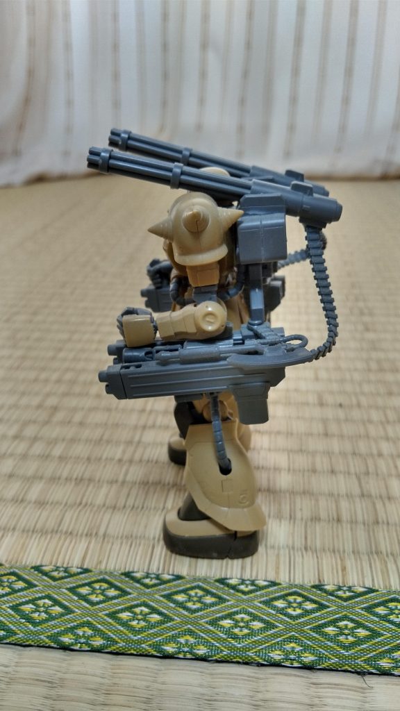 左横。バックパックにはパーツをカットした跡を隠すために弾薬庫のようなパーツが接着させています。腰の連装砲には展開前のヒートホークがあるので一応、接近戦もできる。