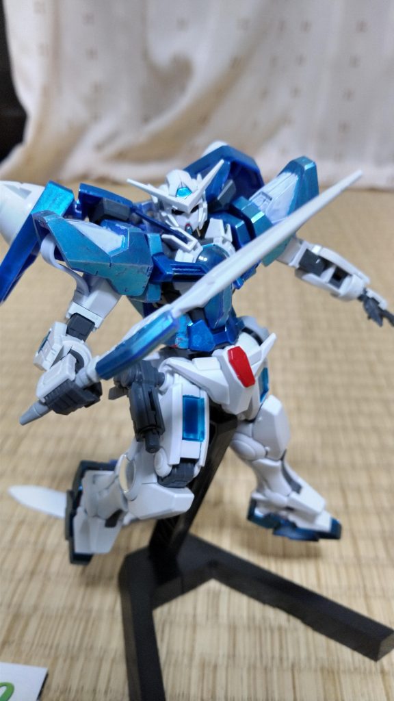 持ち手をビルダーパーツのソードの持ち手に変更してみた。腰にマウントしやすくなりました。後にGNショートブレイドをパーツ注文して、両腰にマウントできるようにしたいです。