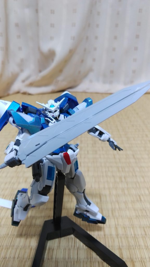 ビルダーパーツのソードの余りパーツで作った持ち手が短いバスターソードを装備させてみました。もちろん、両に選んでマウントできます。こちらはオプション装備。