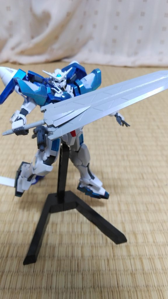 昔作った持ち手が長いバスターソードを装備させてみました。長らく装備している機体が不明だったので、今回は武装供養ができて良かったです。オプション装備ですが…こちらも選んでマウントできます。