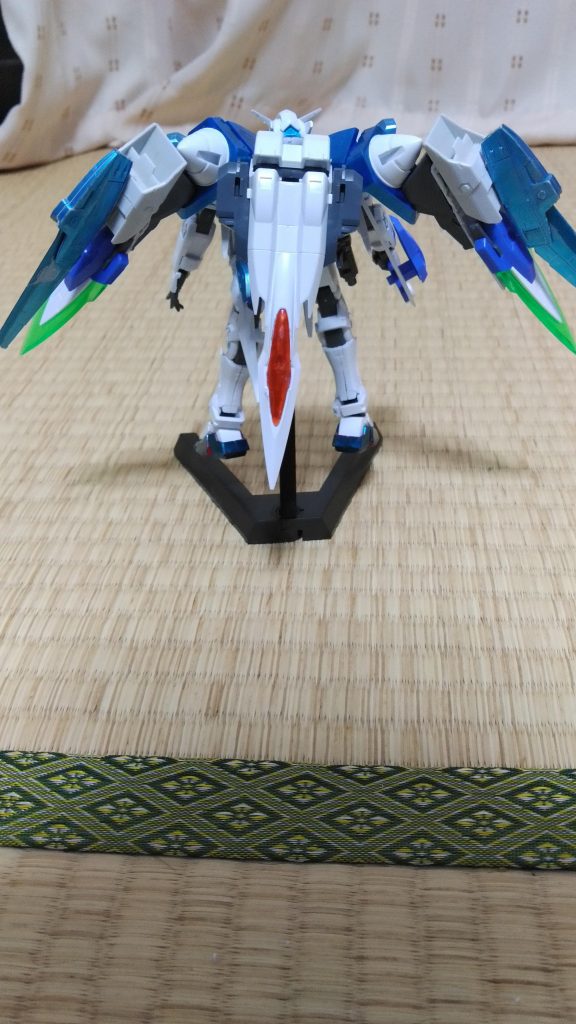 そして、背面。3つ目のGNドライブが見えません。