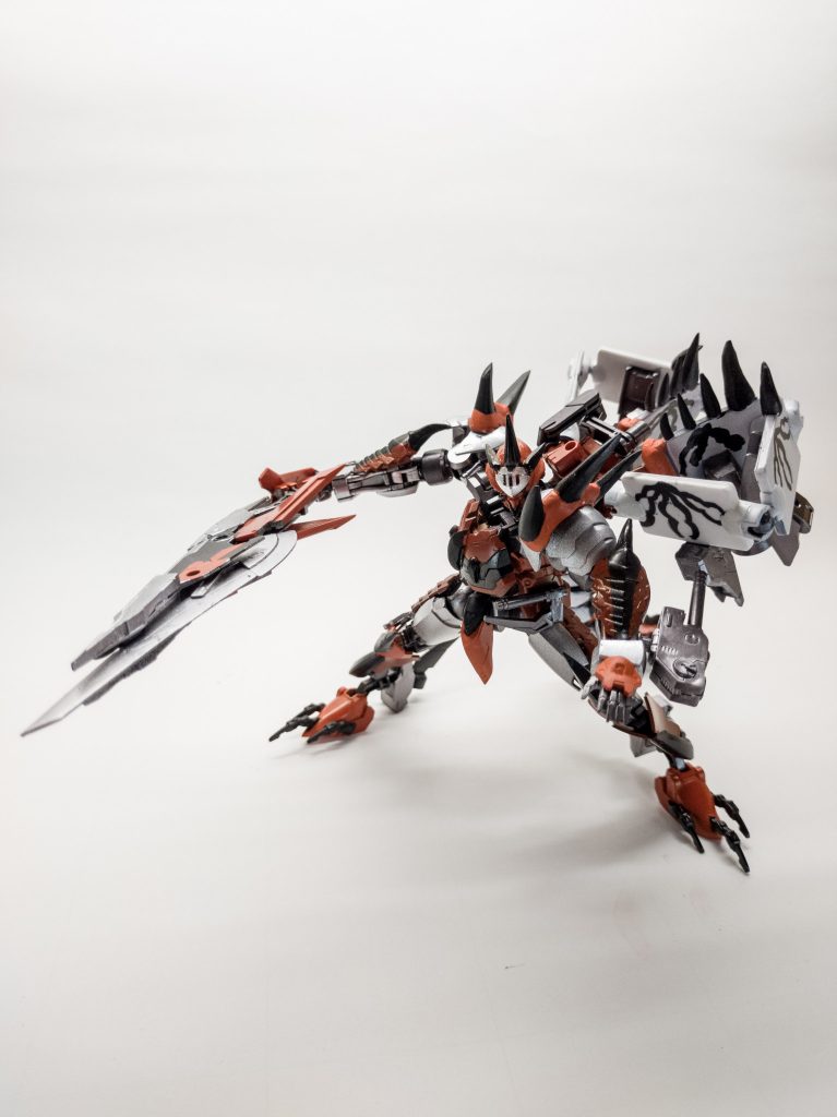 大剣はアームで本体と繋がれており、抜刀しやすいように1枚目のように展開することもできます。