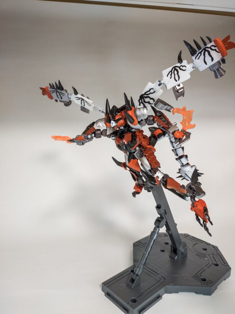 胴体側面にマウントしているサーベルは刀身を短くして双剣の鬼神化のように持つこともできます。