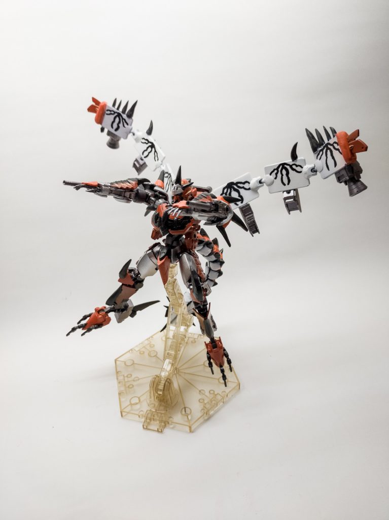 両腕下部に取り付けられた射撃装備です。射撃時は180度回転し砲口が機体前方に向きます。