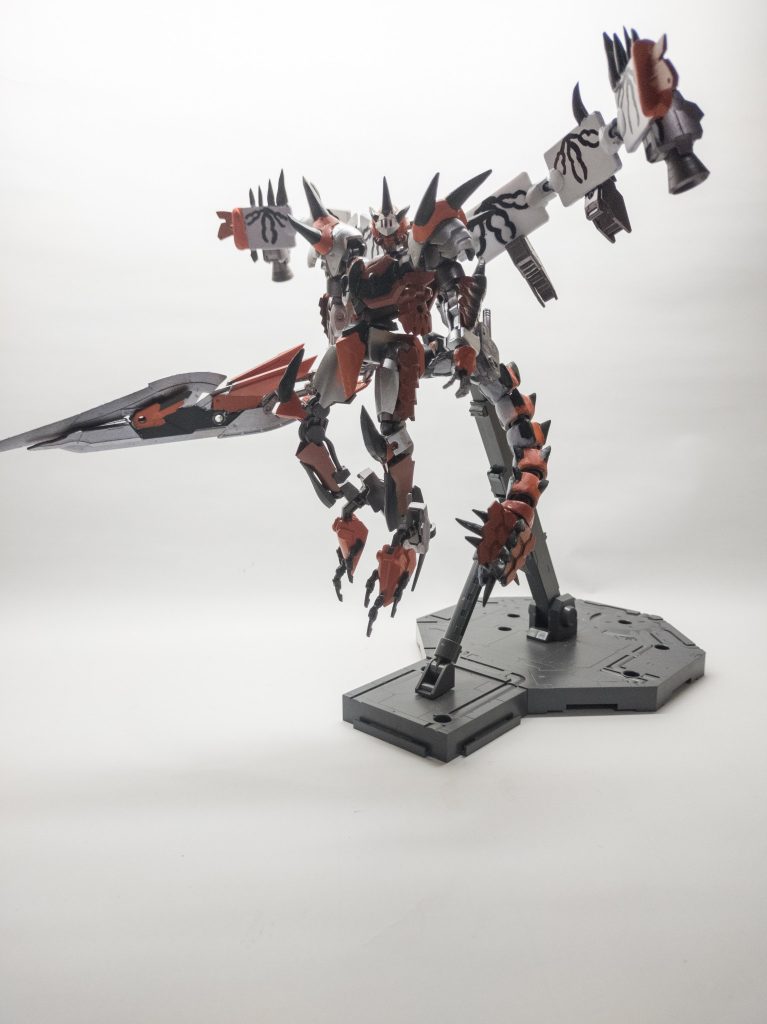 畳んでいた翼を広げて。翼はボールジョイント接続で、様々な形を取ることができます。